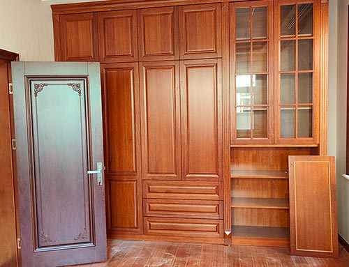 丰县中式家庭装修里定制的实木衣柜效果图